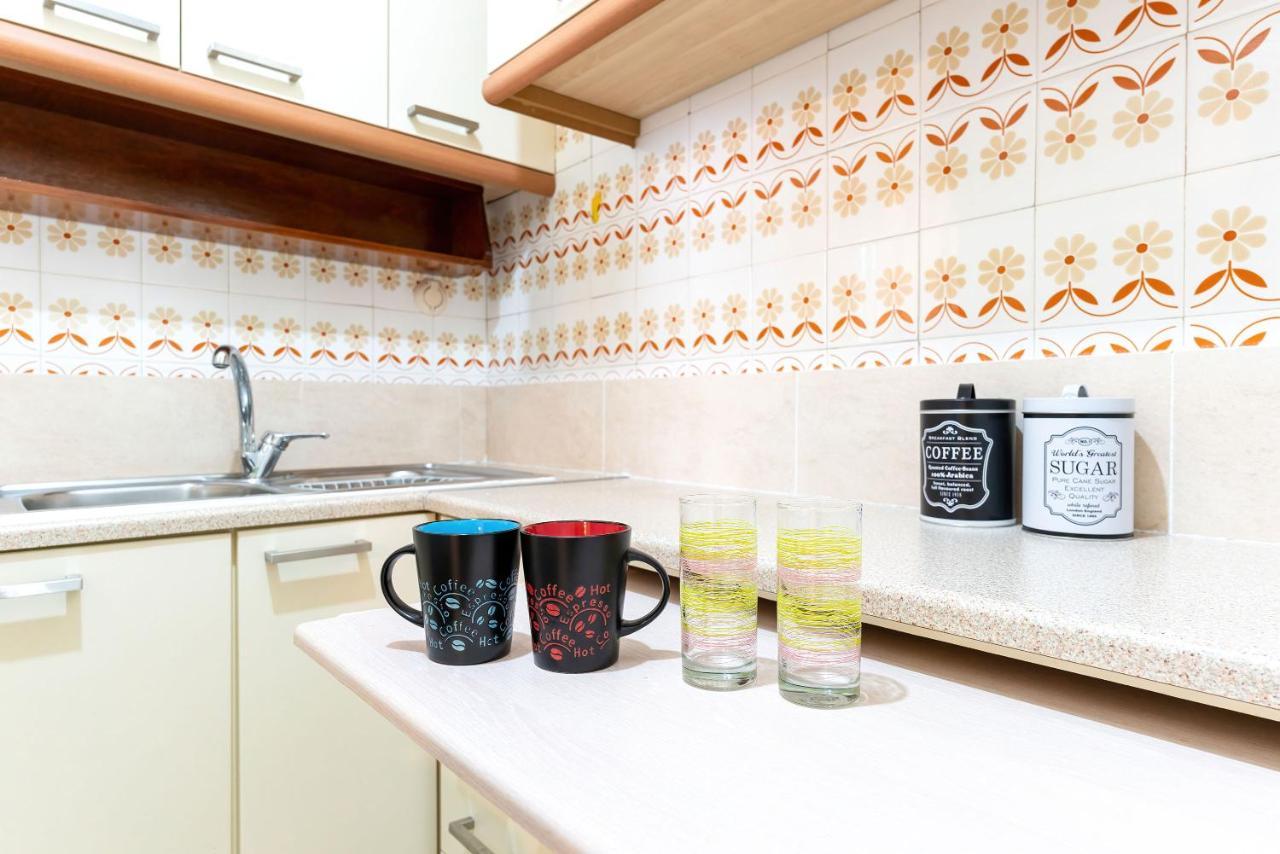 Maria's δίπλα στο νοσοκομείο παίδων και στο λαϊκό Appartement